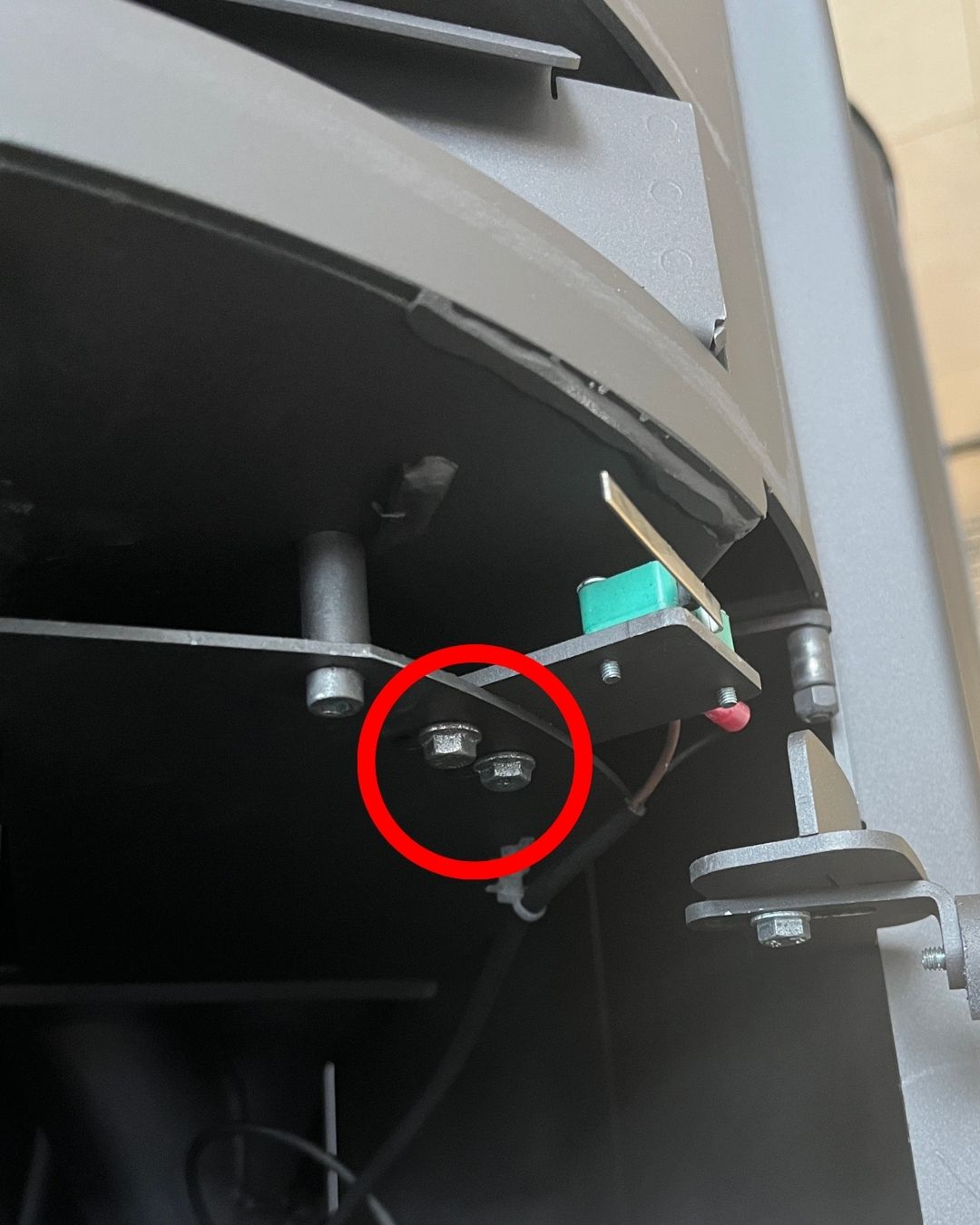 Markering af skruer der holder lågekontakt på plads