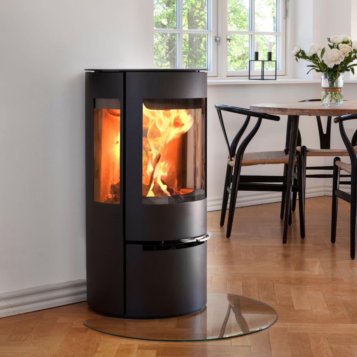 Brændeovn med sideglas i moderne hjem