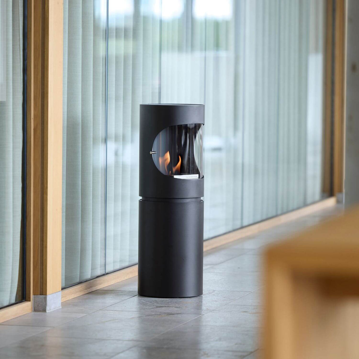 Biopejs i form som cylinder står og brænder i miljø