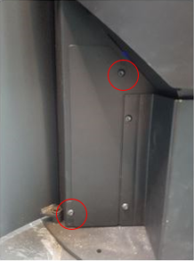 Markering af to skruer på sidepanel
