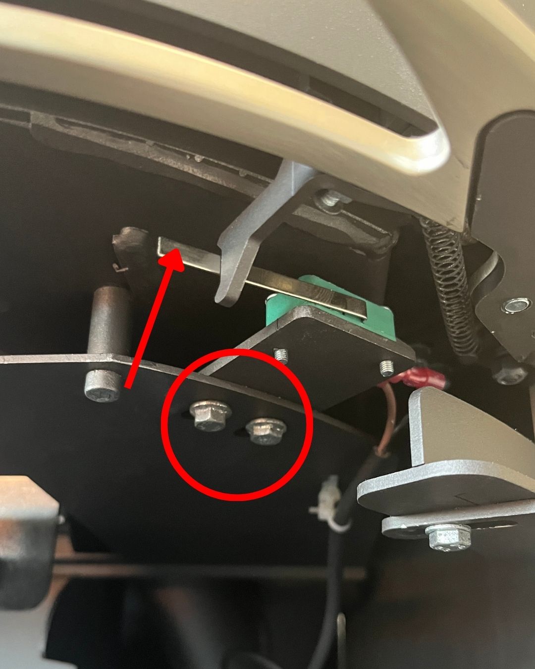Markering af arm på lågekontakt og skruer