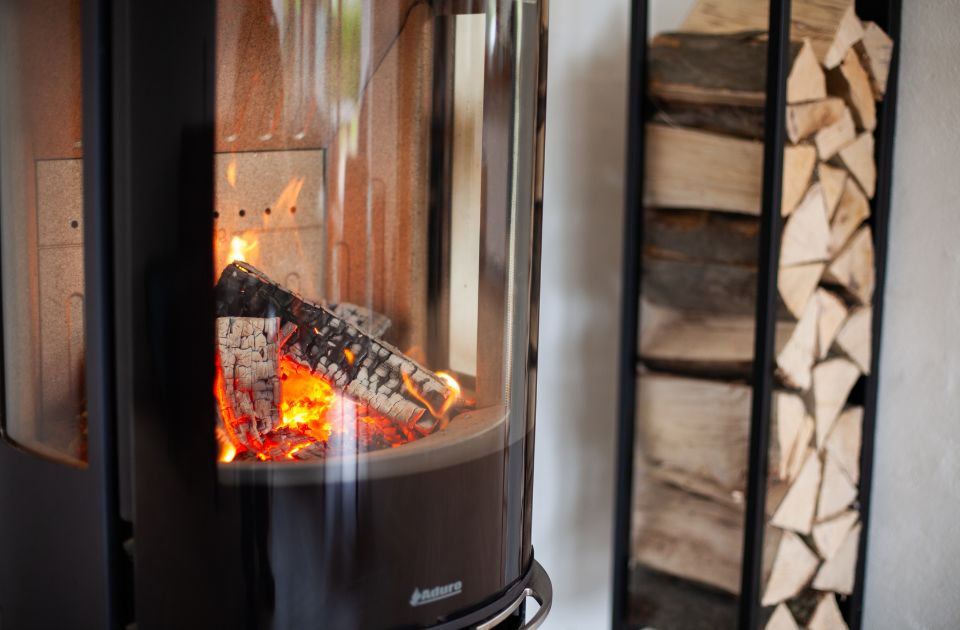 Brændeovn med flammer